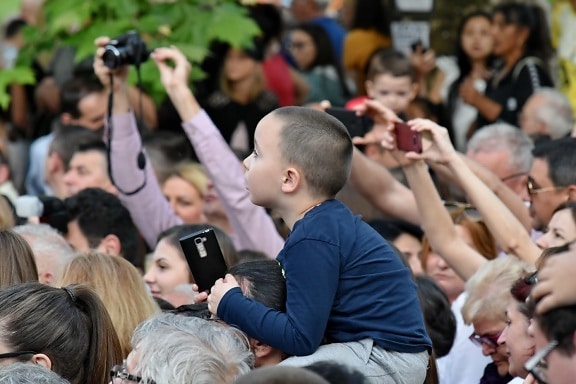 child, shoulder, spectacular, spectator, photographer, group, many, festival, crowd, people