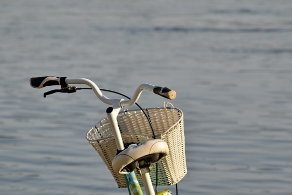 cykel, nostalgi, floden, ratt, solsken, flätad korg, vatten, fiskeredskap, stranden, sommar