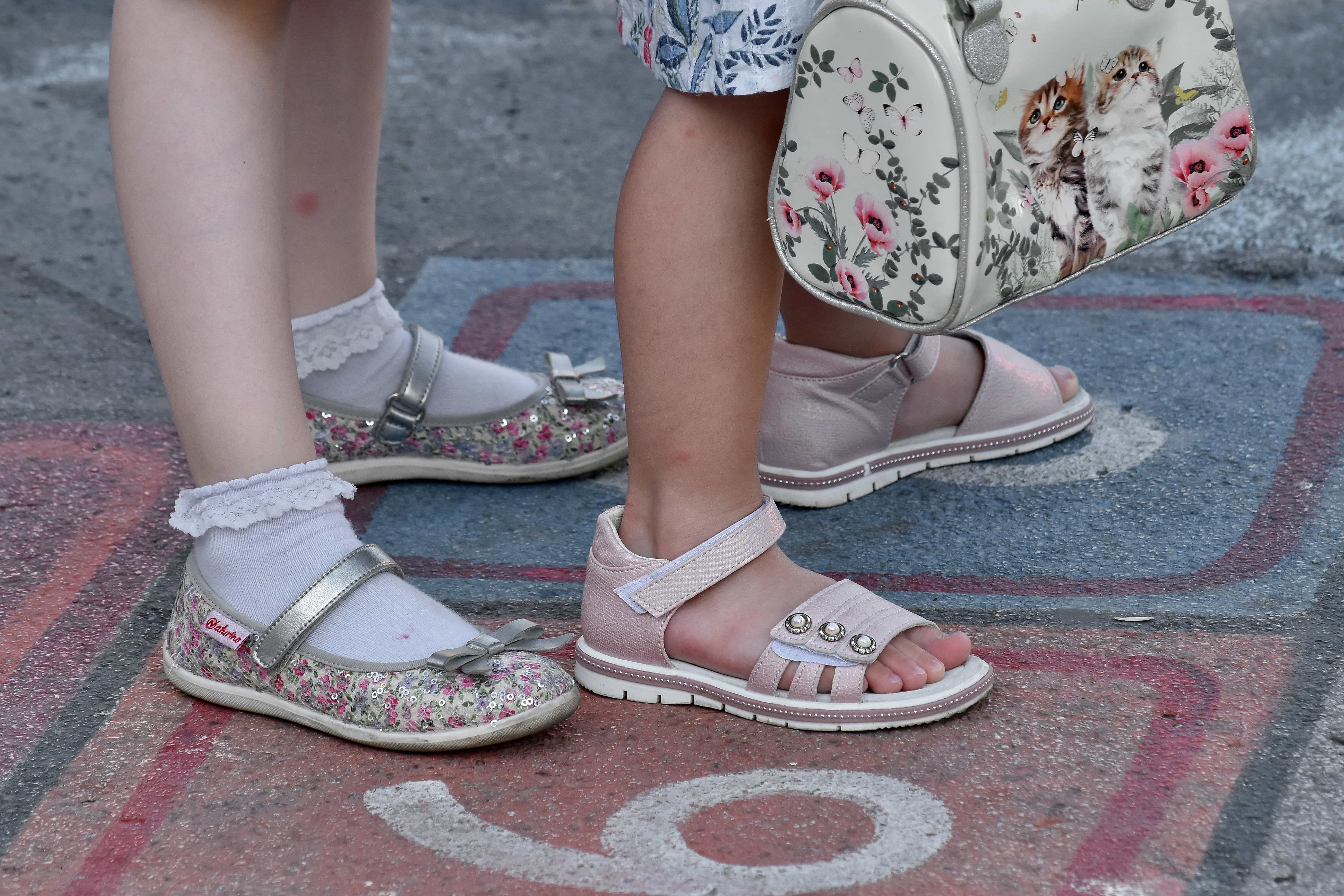Девочки в сандалях. Девушки в сандалях. Детский обувь для девушек. Детский обувь для девушек летние. Barefoot обувь.