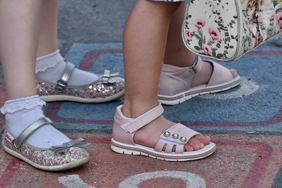 trẻ em, bàn chân, sandal, đường phố, thời trang, giày dép, Đánh giày, Cô bé, đi bộ, Thành phố