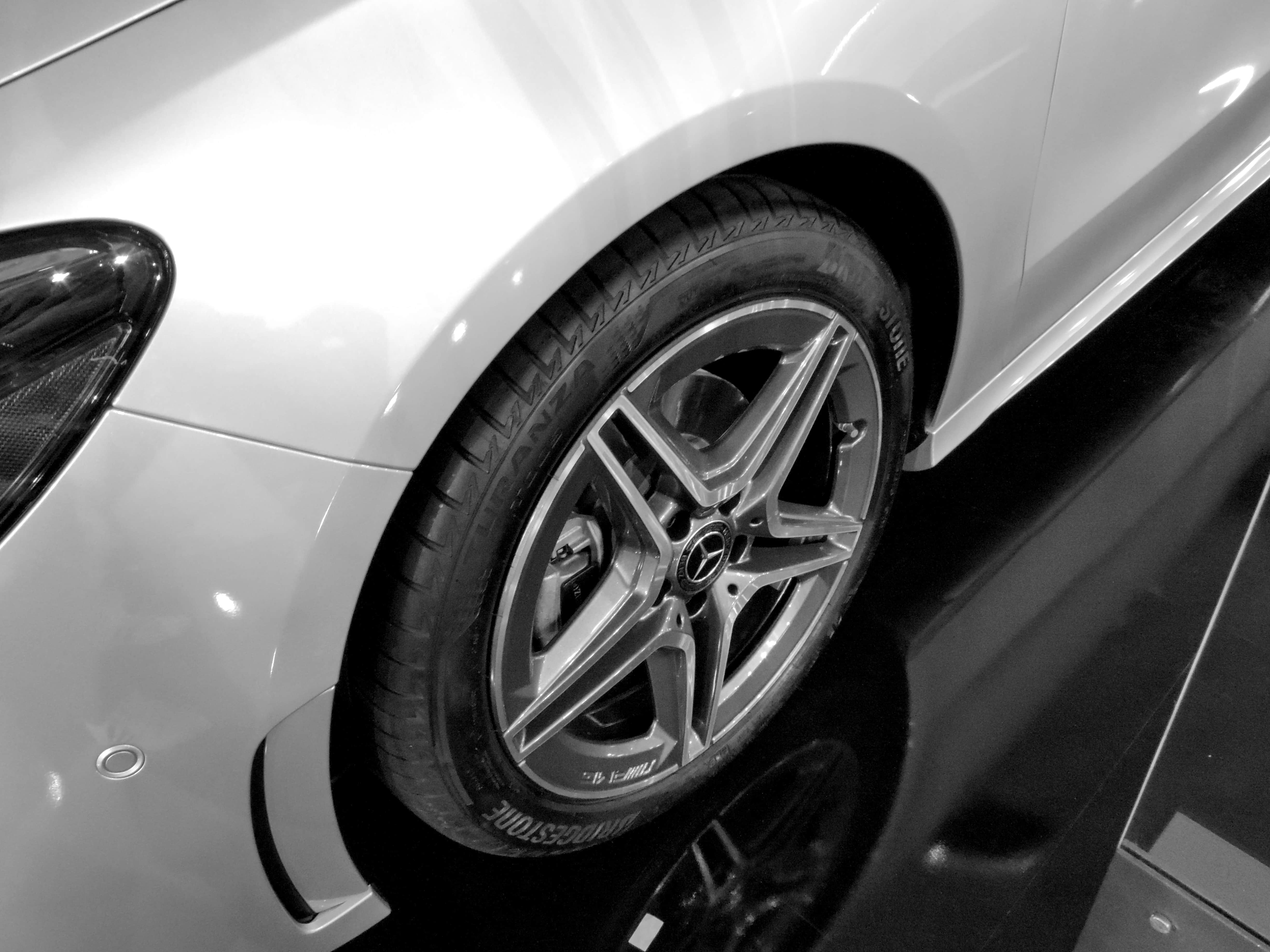 フリー写真画像 合金 黒と白 車 金属 タイヤ マシン 車両 自動車 ホイール 自動車
