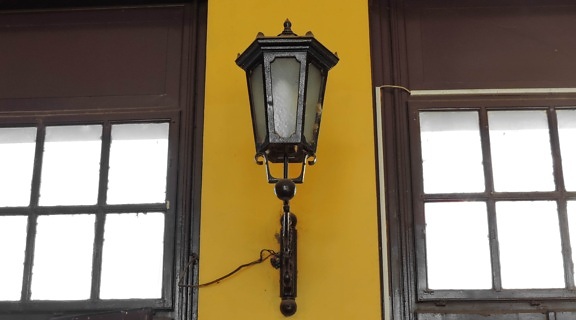 barroco, ferro fundido, fachada, parede, janela, fios, lâmpada, velho, dispositivo, janela