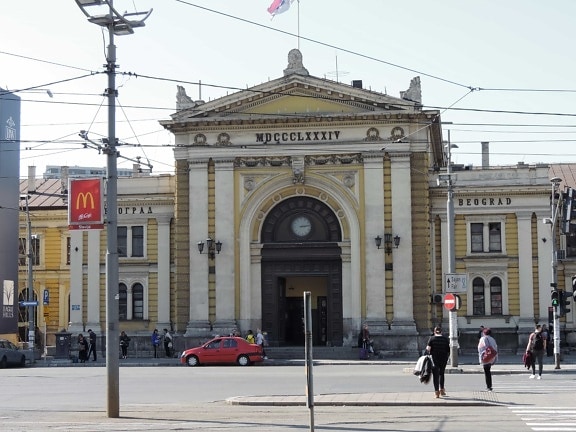 cidade principal, multidão, pessoas, Estação Ferroviária, Sérvia e Montenegro, rua, urbana, cidade, edifício, arco