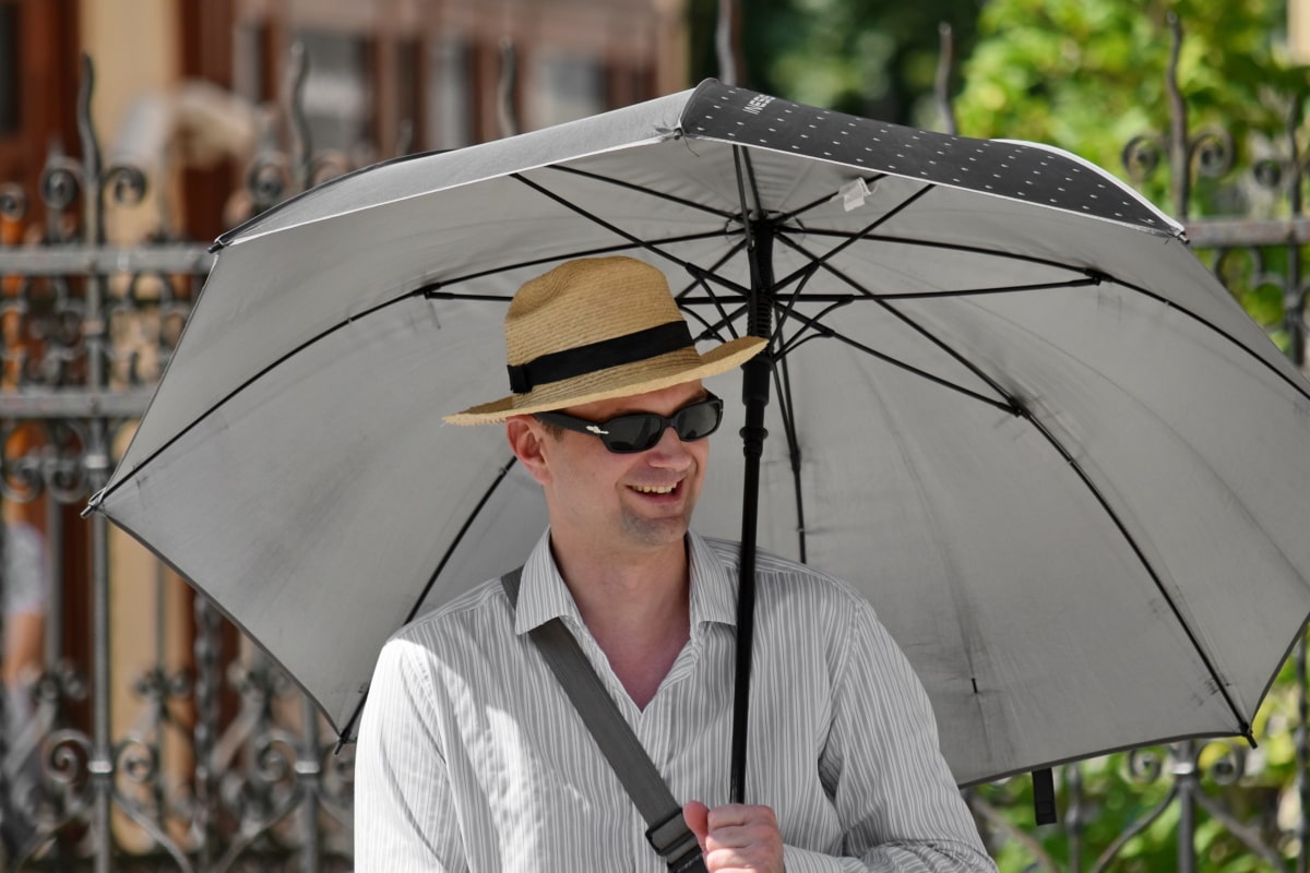 kalap, ember, portré, mosolyogva, napsütés, esernyő, utca, szabadban, divat, üzleti