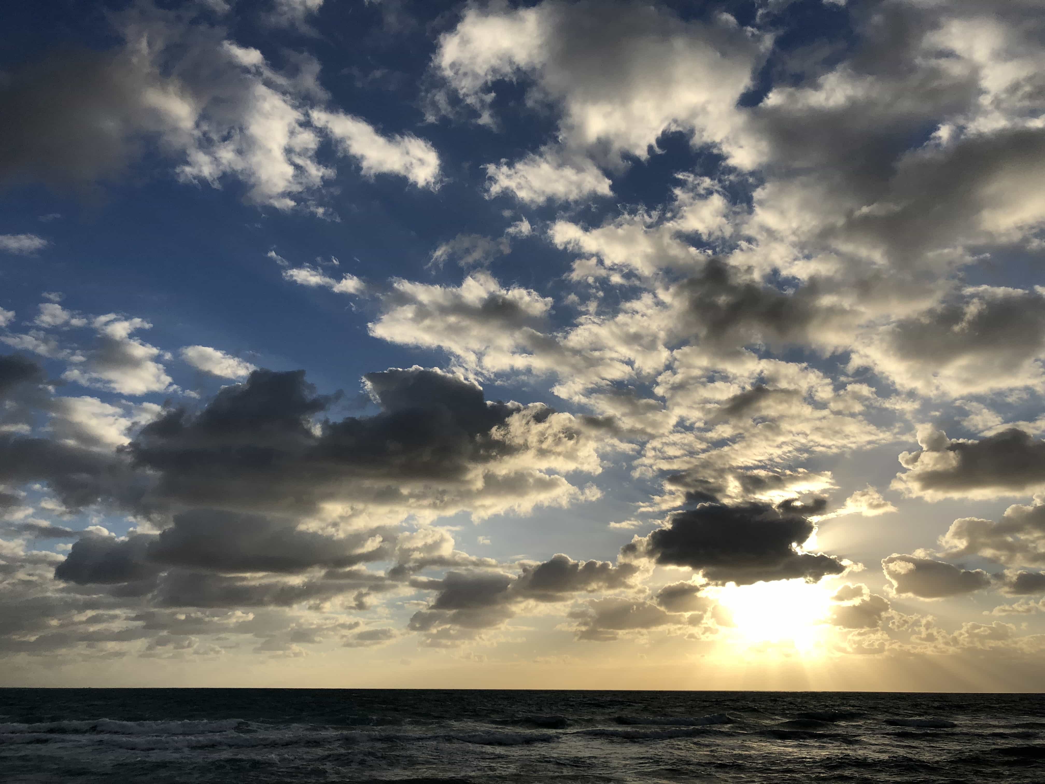 フリー写真画像 曇り 天国 海 パノラマ サンセット 水 雲 太陽 雰囲気 自然
