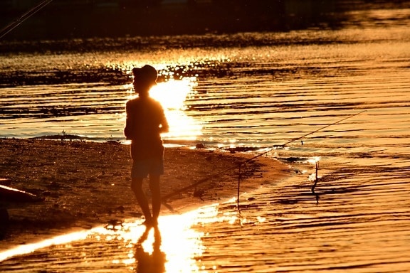 vackert foto, Pojke, fiskaren, fiskeredskap, fiskespö, åstranden, siluett, solnedgång, vatten, stranden