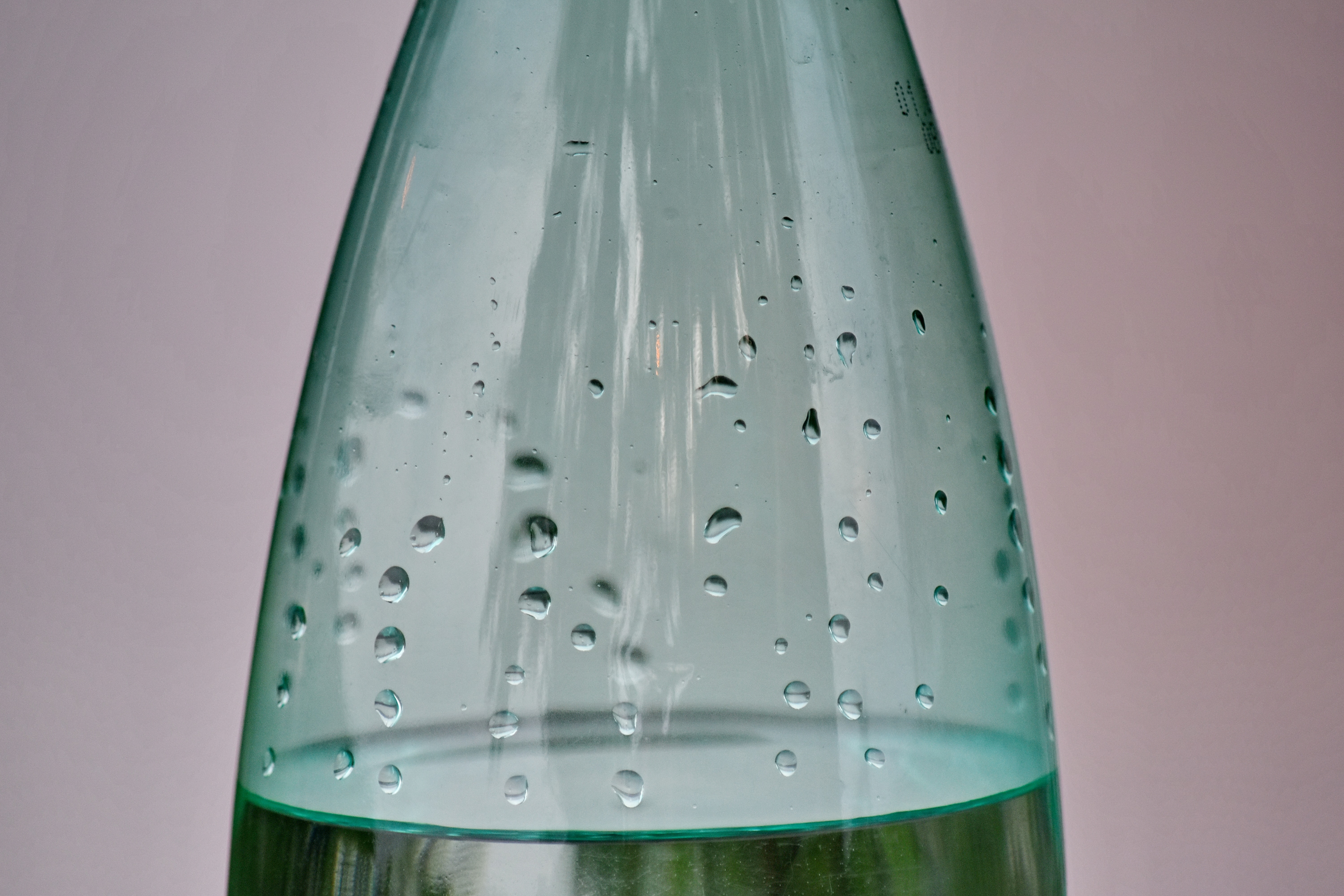 В бутылки стекает вода. Стеклянная бутылка для воды. Бутылочное стекло. Бутылка зеленая стеклянная. Минеральная вода в зеленой бутылке стеклянной.