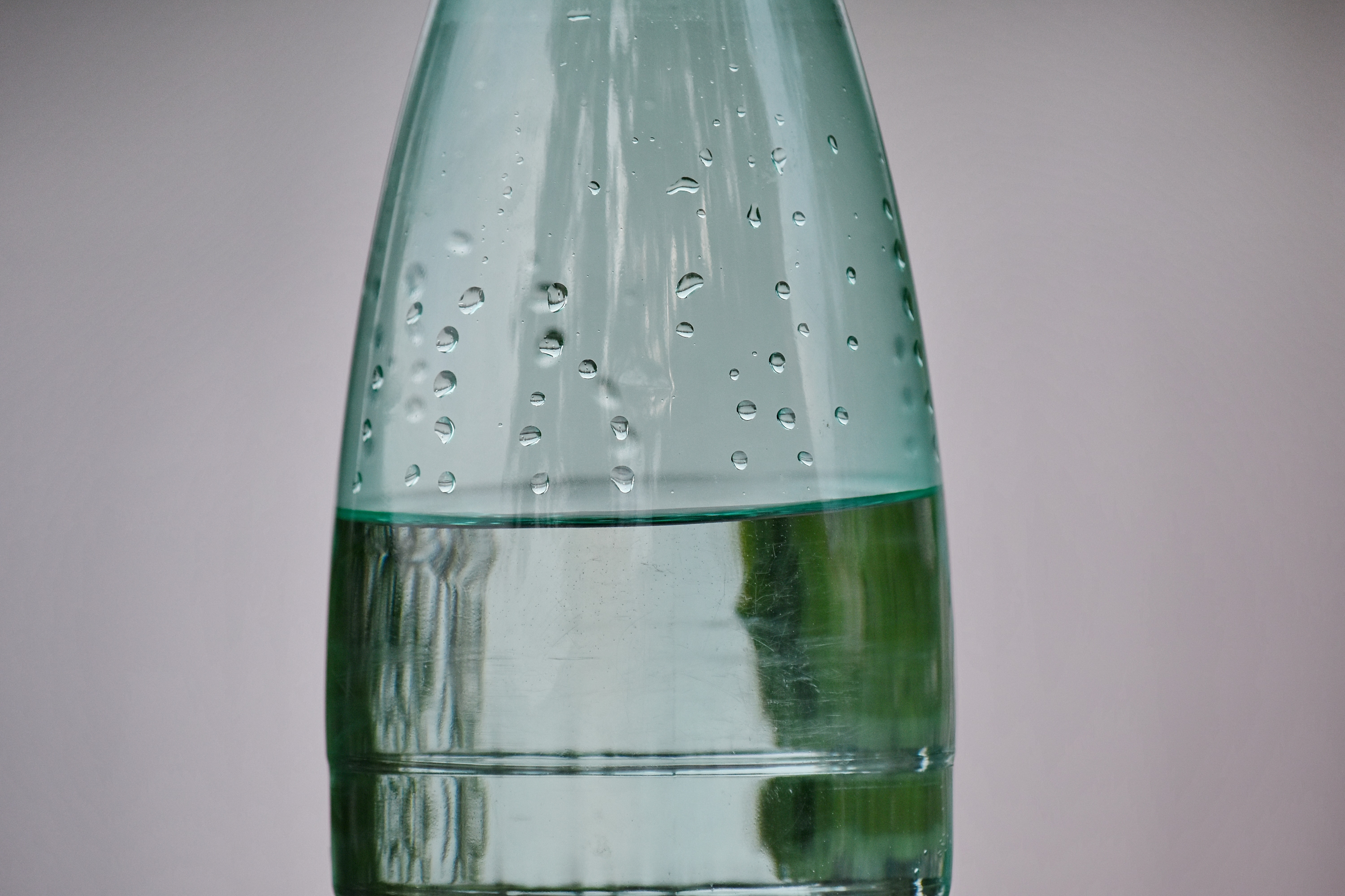 Вода в зеленой стеклянной бутылке. Пузырьки в бутылке. Стеклянная бутылка для воды. Капли в стеклянной бутылочке. Бутылка с каплями.