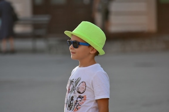 chico, Disfrute, Hat, vertical, vista lateral, calle, gafas de sol, persona, niño, personas
