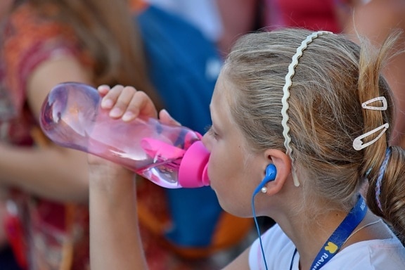 бутилирана вода, дете, тълпата, питейна вода, слушалки, прическа, туристически, лято, забавно, хора