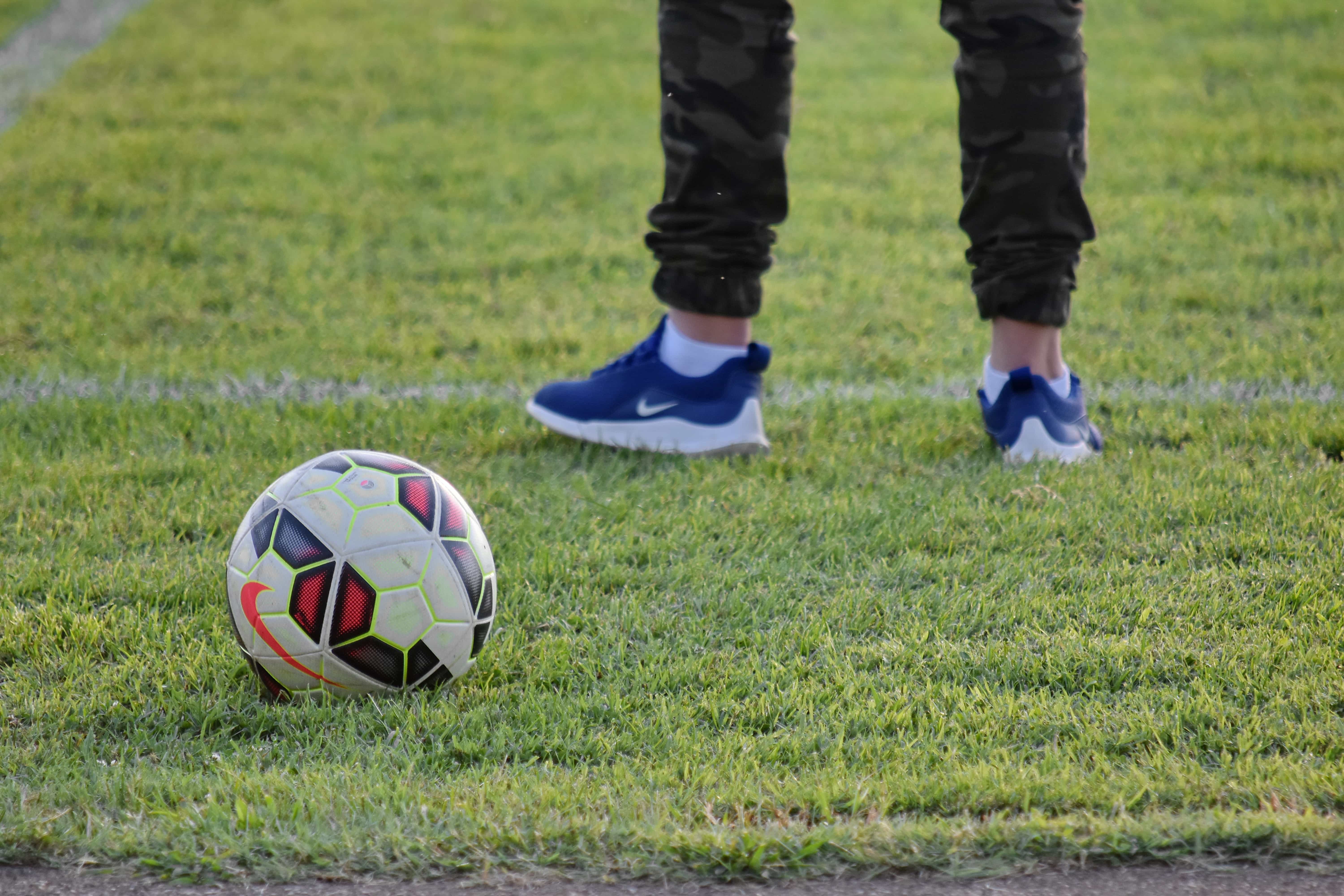 Image libre: football, joueur de football, sport, ballon de soccer, équipement, jeu, football ...
