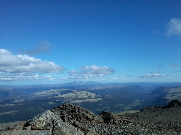 grandes rocas, cielo azul, en la nube, nubes, nublado, luz del día, Highland, paisaje, montaña, pico de la montaña