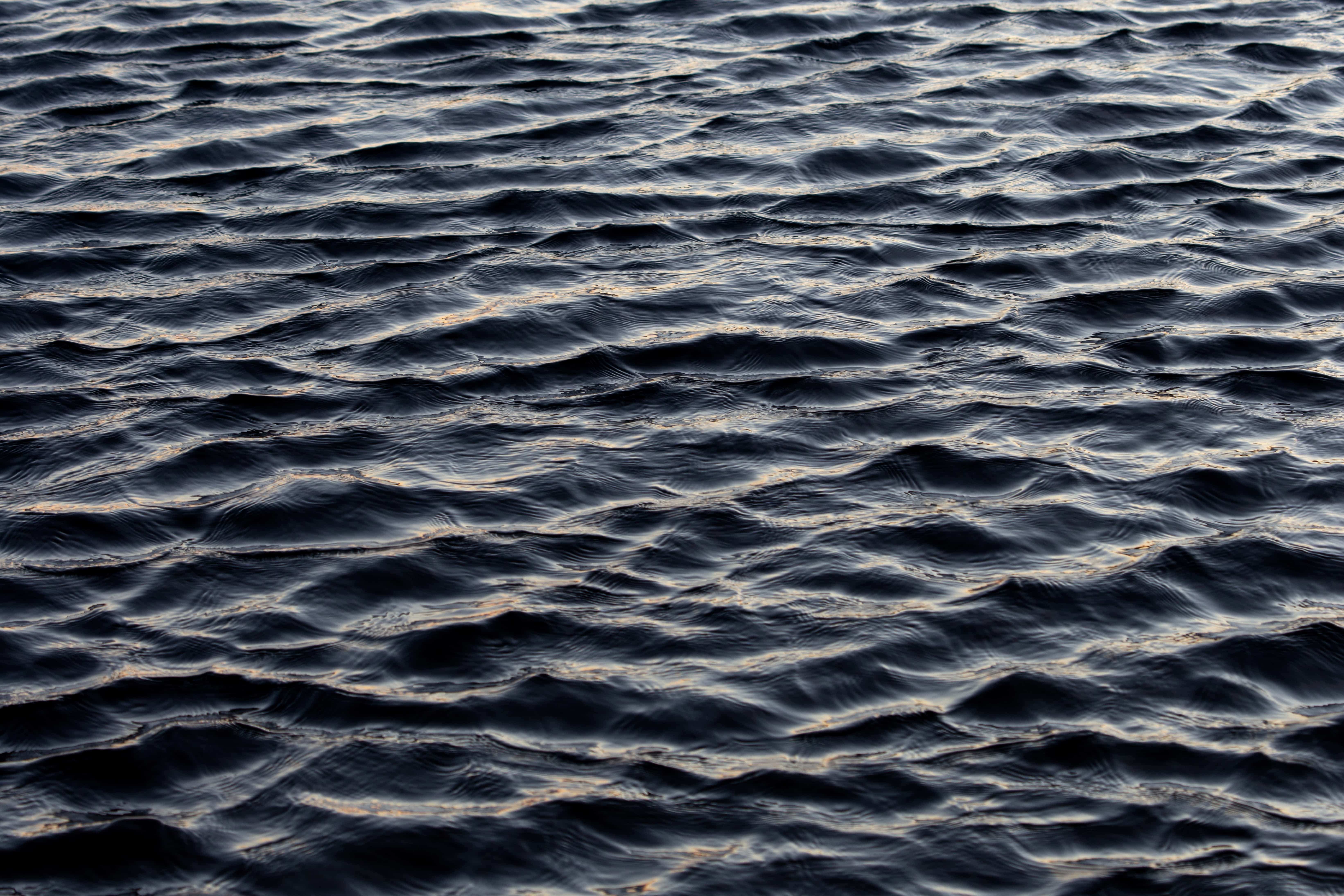 Волна бегущая по поверхности воды. Текстура воды. Гладь воды. Фактура воды. Волны на воде.