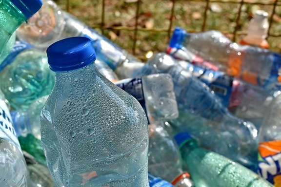 flaskevand, flasker, økologi, miljø, skrald, plast, papirkurven, kontti, genbrug, flaske