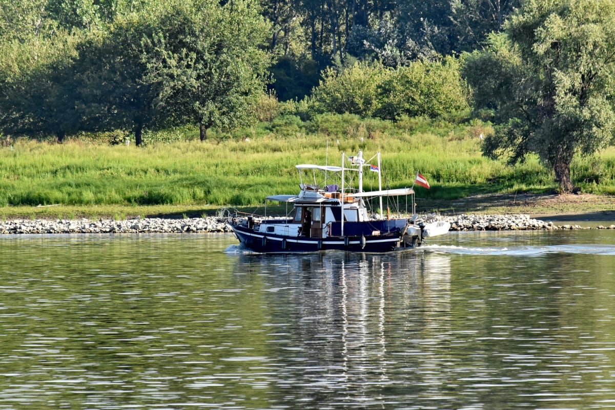 Rivier de Donau, vissersboot, oever van de rivier, meer, rivier, boot, water, reflectie, natuur, waterscooters