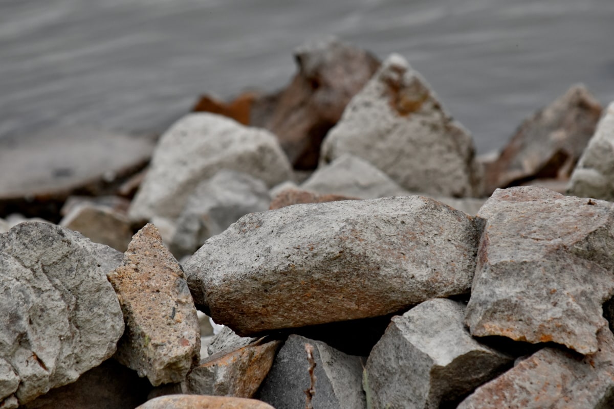 grandes rocas, orilla del río, naturaleza, estructura, textura, roca, piedra, áspero, granito, pilas