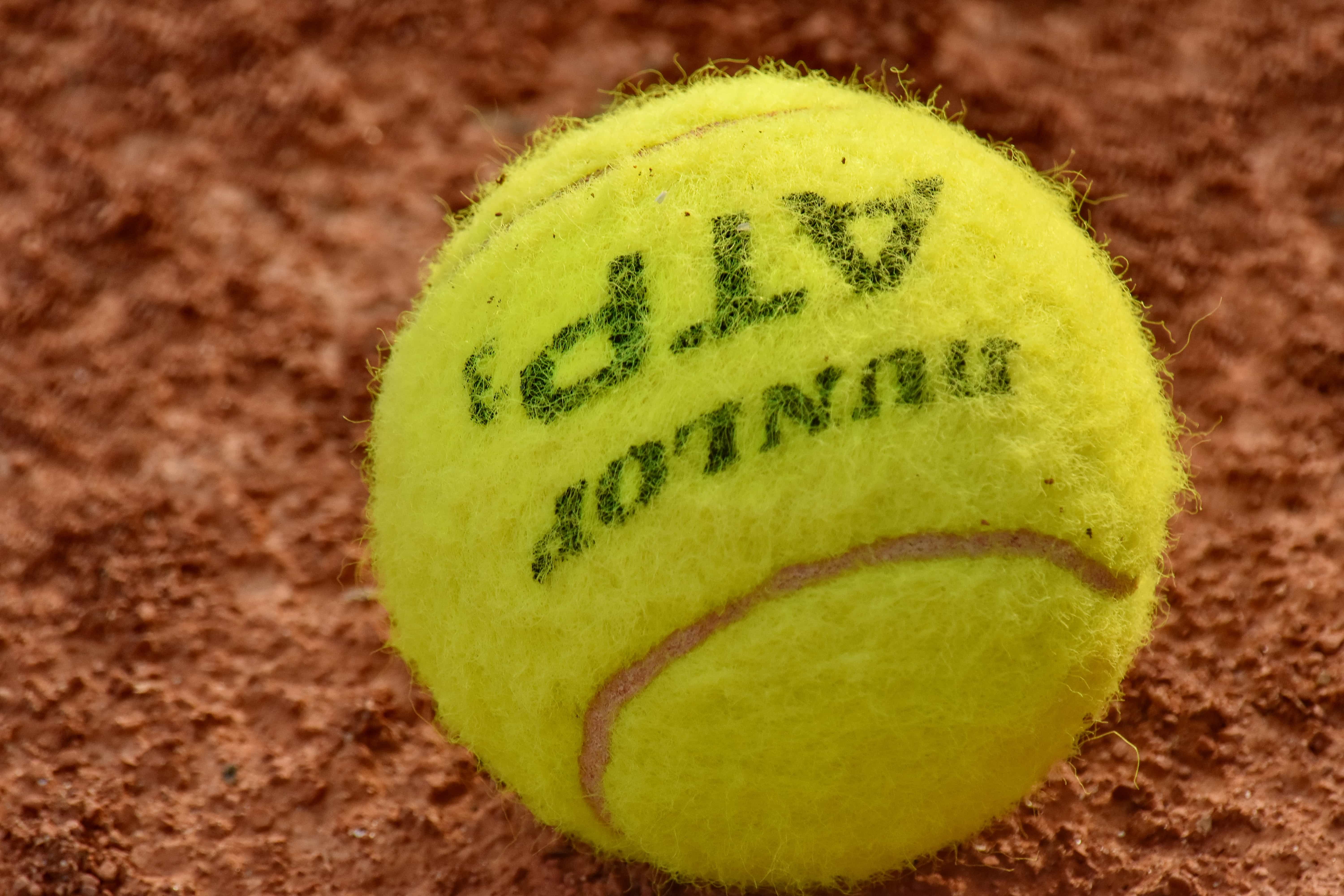 Теннисные конкурсы. Теннисный мячик символ. Теннисный мяч мокап. Письменность мяч. Улыбающийся теннисный мяч.