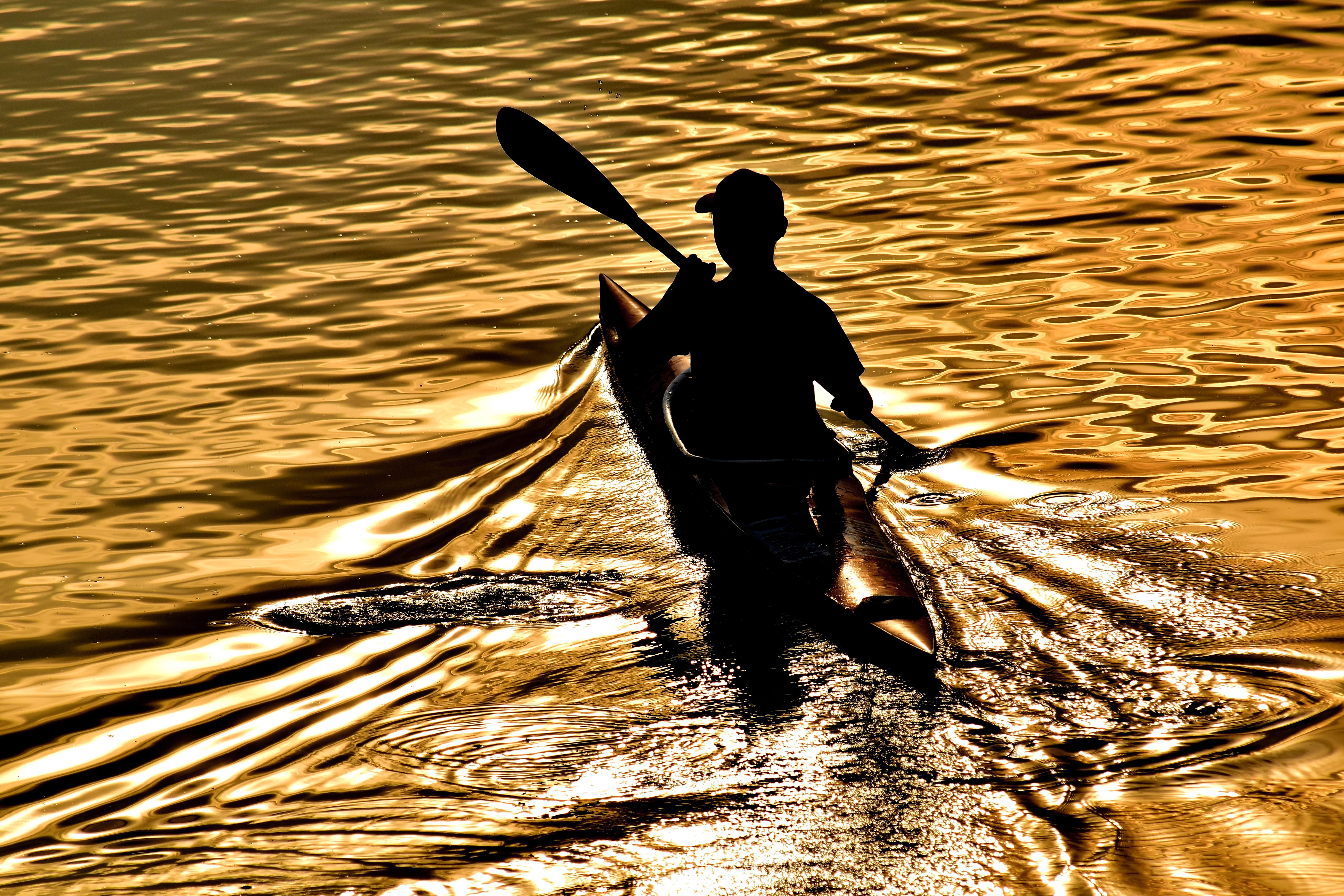 フリー写真画像 美しい写真 カヌー 反射 シャドウ シルエット サンセット 波 海 湖 ブレード