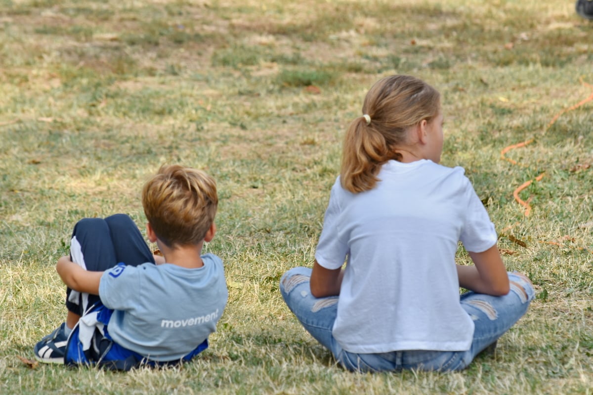ファミリ, 小学生のころ, 妹, 座っています。, 少年, 自然, 草, 幸福, 幸せです, 公園