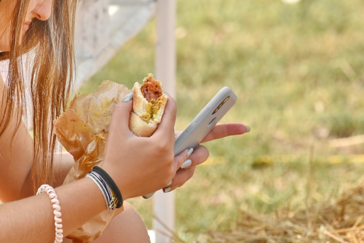 Fast food, ręce, telefon komórkowy, kanapka, na zewnątrz, Kobieta, Latem, Natura, Dziewczyna, ładny