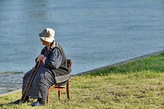 стул, Пожилые люди, Бабушка, шляпа, пенсионер, релаксация, берег реки, Старший, вид сбоку, палочки