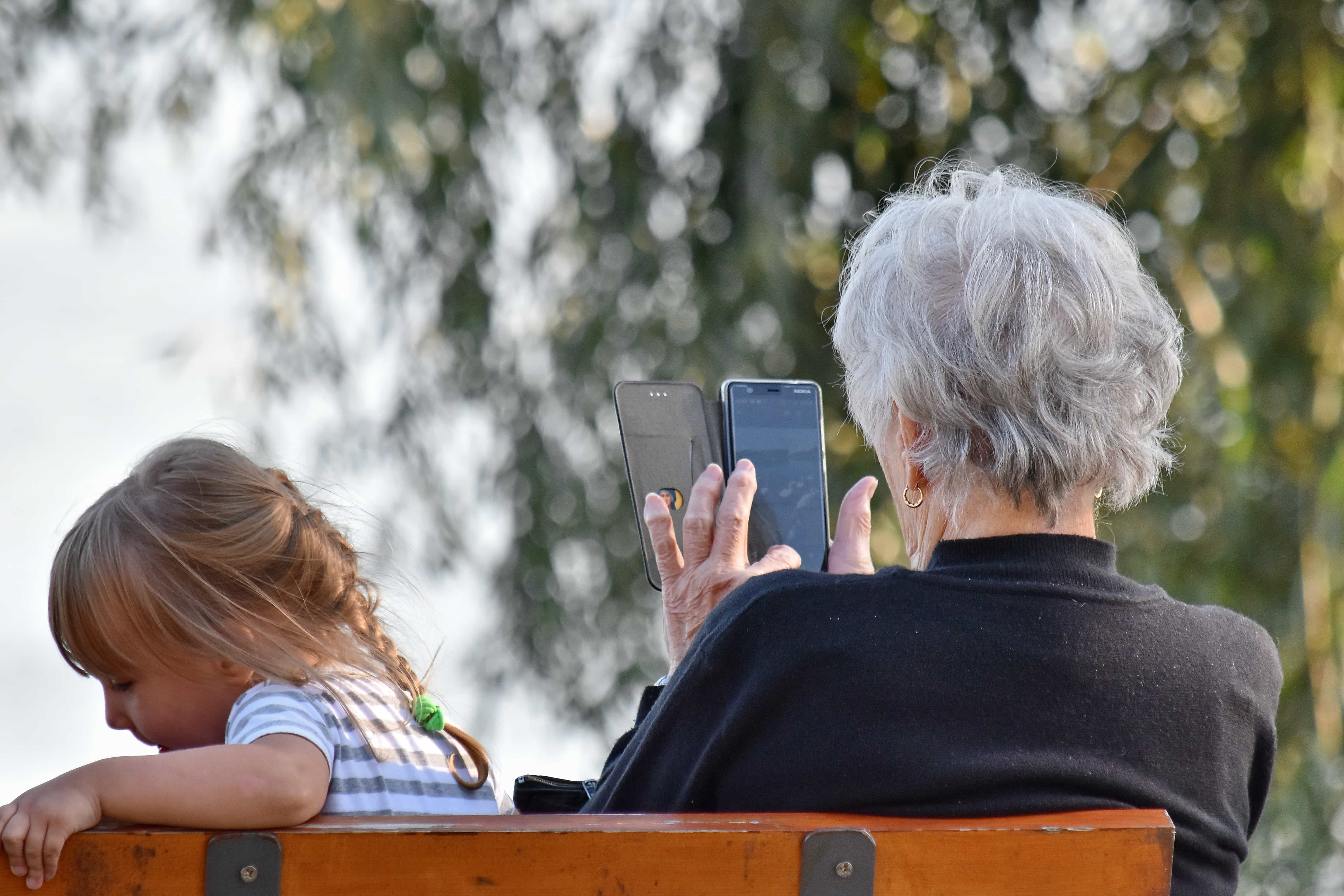 Телефон для пенсионеров 2024. Смартфон для пенсионеров. Бабка со смартфоном. Бабушка с гаджетом. Бабуля с телефоном.