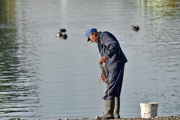 pensjonist, stående, fisker, vann, elven, innsjø, folk, mann, fuglen, refleksjon