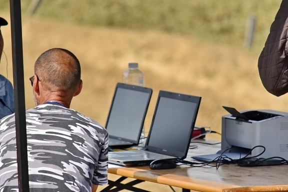 trabalho de campo, ao ar livre, programador, caderno, Trabalhando, negócios, computador portátil, mesa, engenheiro, computador