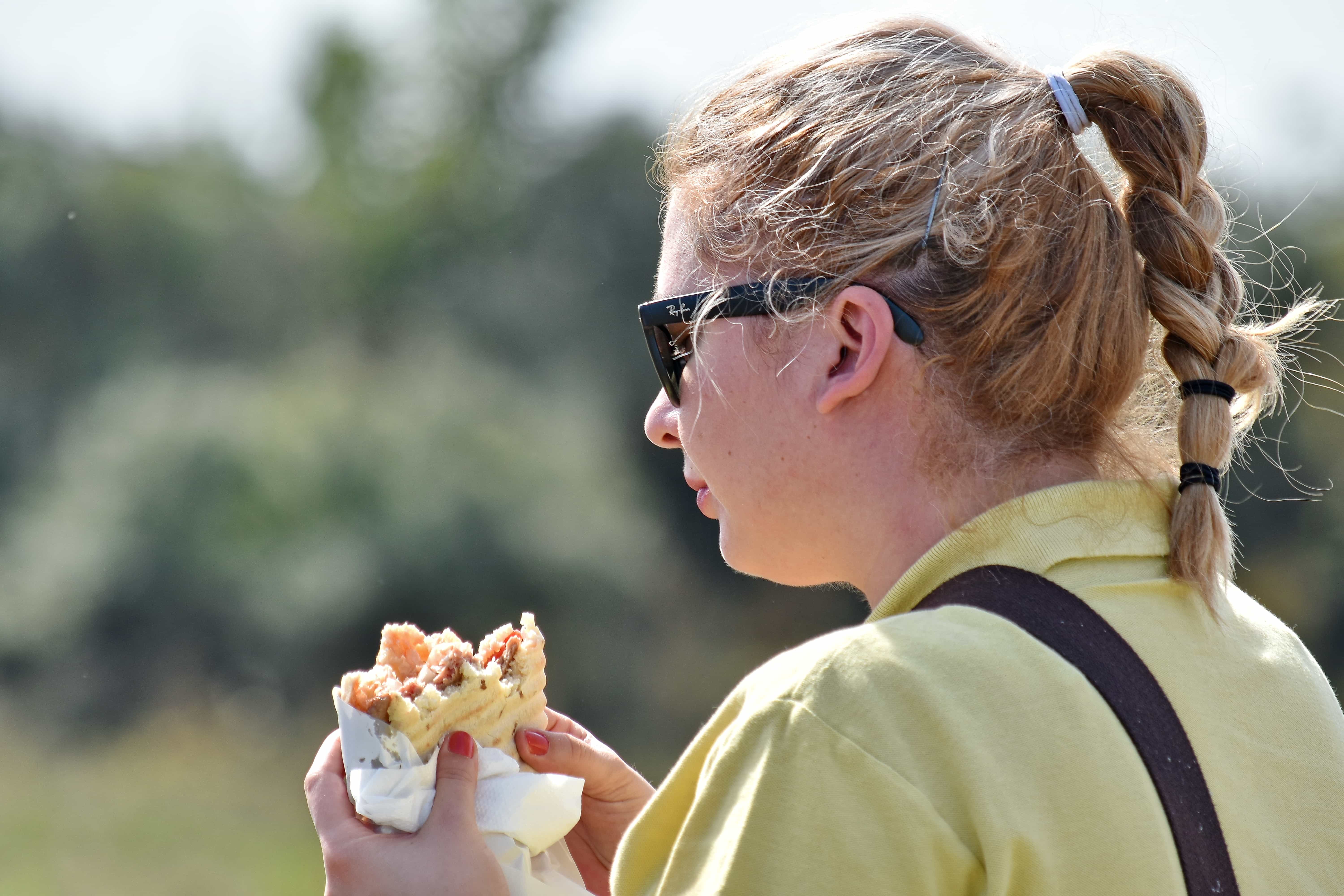 フリー写真画像 ブリトー 食べる ファーストフード 屋外 写真のモデル サンドイッチ 女性 アウトドア 自然 夏