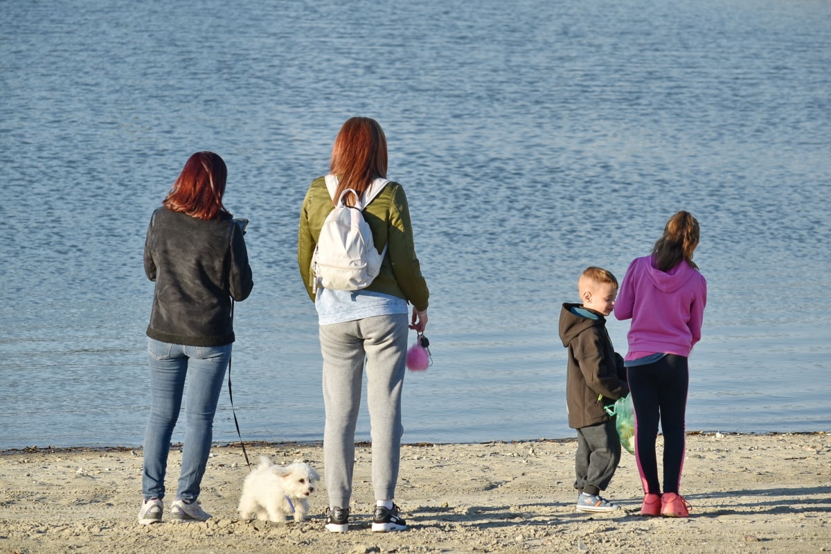 jeugd, kinderen, hond, familie, ontspanning, oever van de rivier, saamhorigheid, meisje, vrouw, liefde