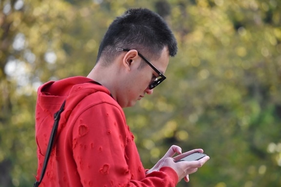 Chinês, bonito, telefone móvel, retrato, Vista lateral, óculos de sol, jovem, ao ar livre, pessoas, lazer