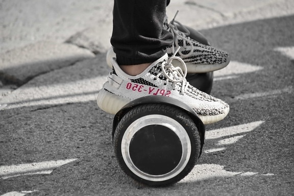 skateboard, scarpe da ginnastica, tecnologia, pneumatico, asfalto, Scarpa, Via, strada, bianco e nero, ruota
