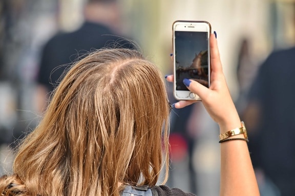 blont hår, mobiltelefon, Fotografi, ögonblicksbild, turism, telefon, kvinna, gata, staden, personer