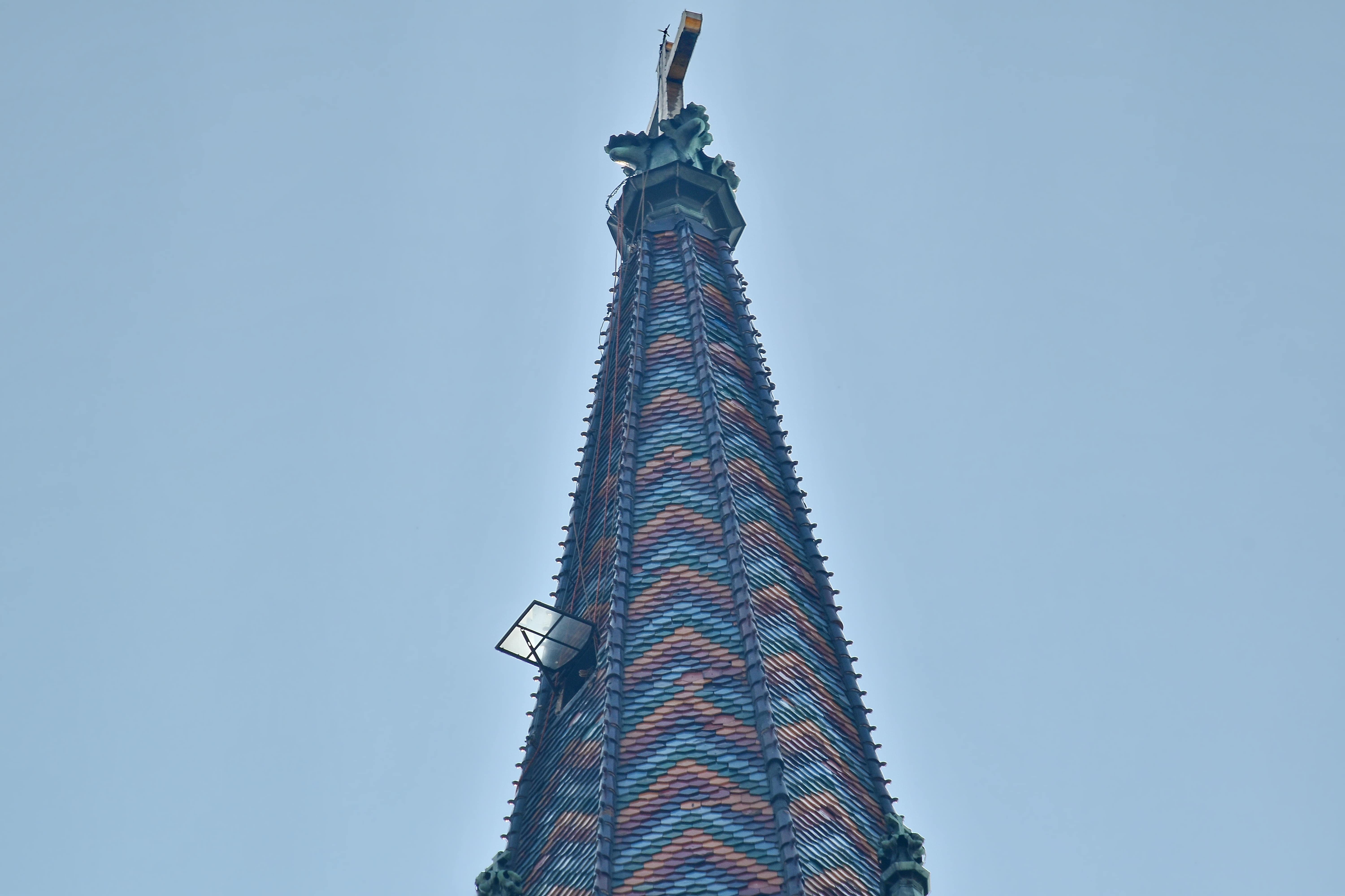 Какая башня изображена. Построй башню. Кривое здание башня храм Таиланд. Город из башен. Юнг строит башню.
