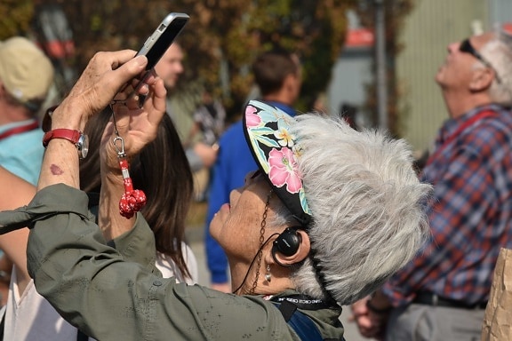 fülhallgató, idősek, kalap, mozgatható telefon, nyugdíjas, fotós, turisztikai, nő, emberek, utca