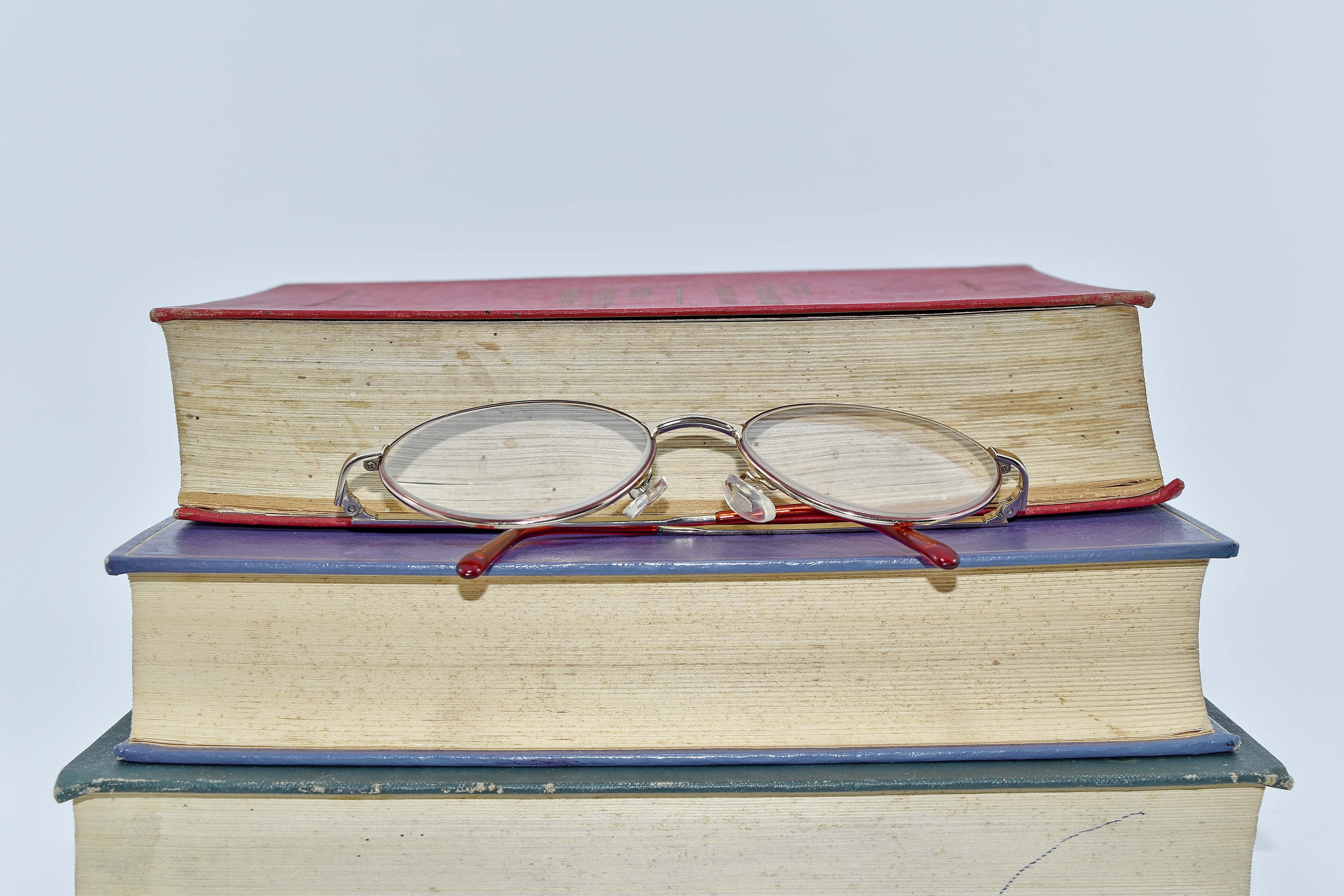Знание старый сайт. Книжка с очками. Книга и очки. Старые знания. Книга и очки для презентации.