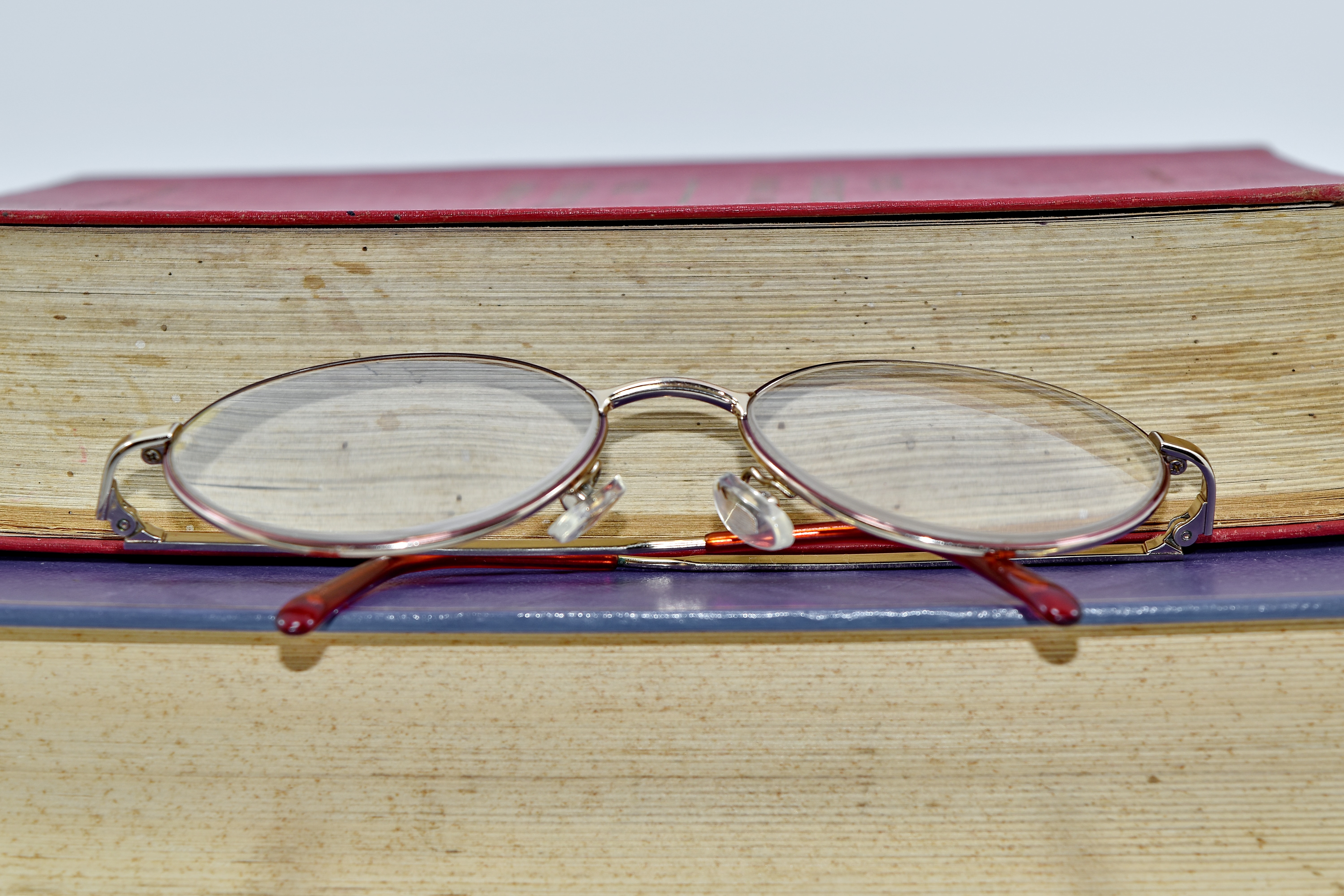 Как по английски будет очки. Очки в виде книги. Eye Glass Side view. Glasses Literary Word. Book close up.
