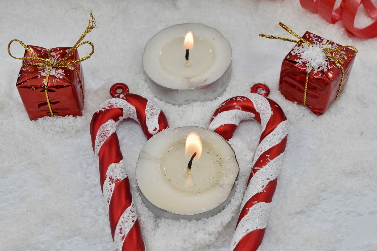 svetlo sviečok, sviečky, Vianoce, dekorácie, darčeky, romance, snehové vločky, sviečka, sneh, Oslava