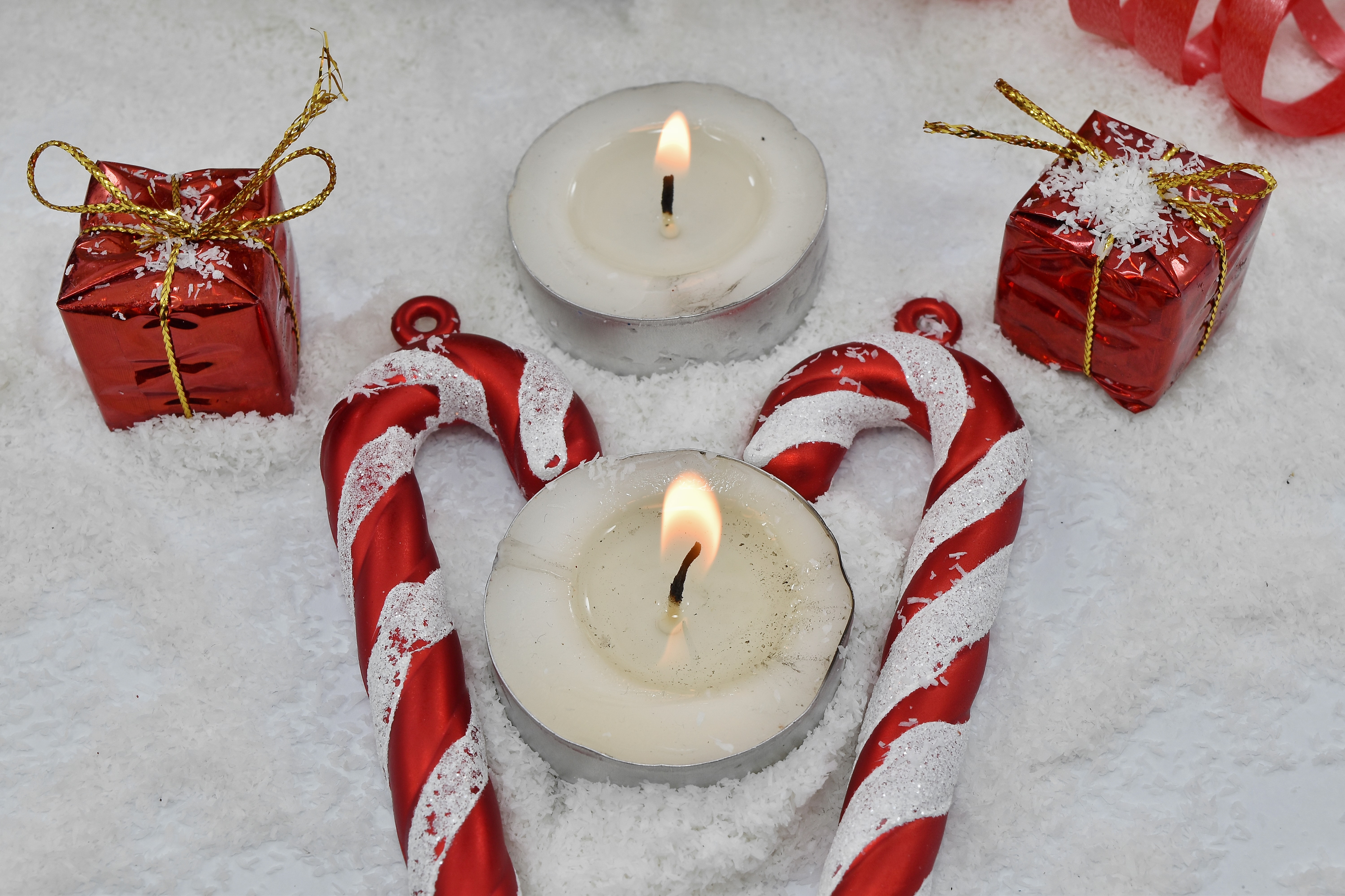 Kostenlose Bild: Candle-Light, Kerzen, Weihnachten, Dekoration, Geschenke,  Romantik, Schneeflocken, Kerze, Schnee, Feier