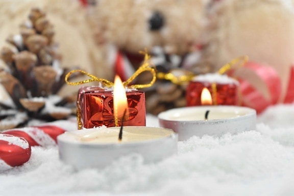 Candle-Light, Kerzen, Dekoration, Flammen, Geschenke, Schneeflocken, Teddybär Spielzeug, Weihnachten, Kerze, Winter