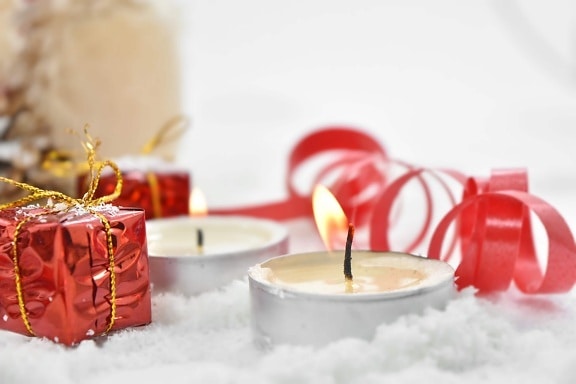 при свічках, свічки, подарунки, пакет, Стрічка, сніг, сніжинки, взимку, Різдво, Свічка