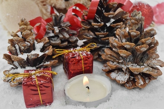 kynttilä, katolinen, kristinusko, joulu, havupuu, lahjat, loma, lumihiutaleet, talvi, perinteinen