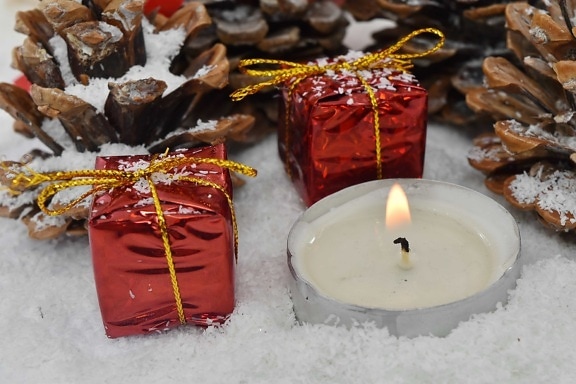 Koniferen, Geschenke, Miniatur, Schneeflocken, Kerze, Winter, Weihnachten, Schnee, Bonbon, traditionelle