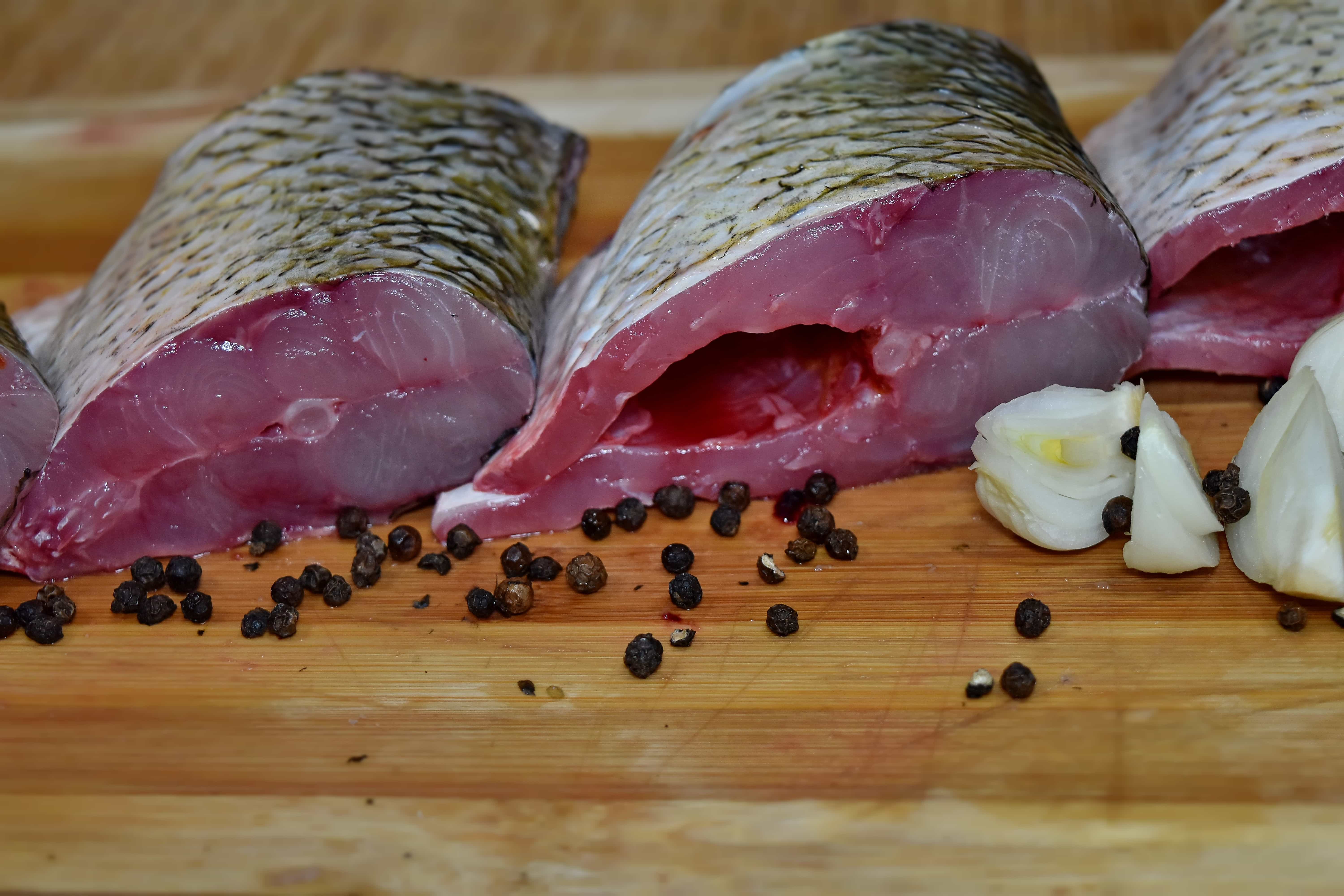 У рыбы есть мясо. Рыба с фиолетовым мясом. Марлин рыба мясо. Тунец рыба мясо.