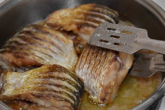 沸腾, 餐具, 鱼, 肉, 石油, 有机, 潘, 蛋白, 焙烧, 盐水鱼