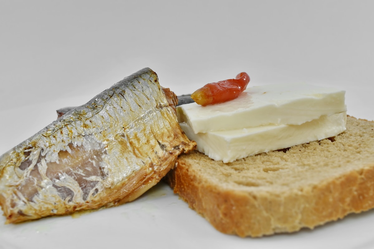 chléb, sýr, maso, feferonky, bílkoviny, sendvič, sardinky, mořské plody, svačina, přípitek