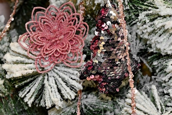 христианство, Рождество, раождественская елка, украшения, орнамент, розоватый, сияющий, снежинки, дерево, ветка