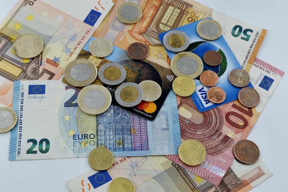 Форинт к евро на сегодня. Бумажные и металлические деньги. Богатые банки. Валютный цвет. Бумажные деньги в Италии фото 2023.