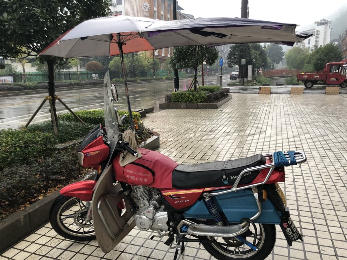 Asia, bromfiets, regen, vervoer, paraplu, minibike, motorfiets, voertuig, fiets, wiel