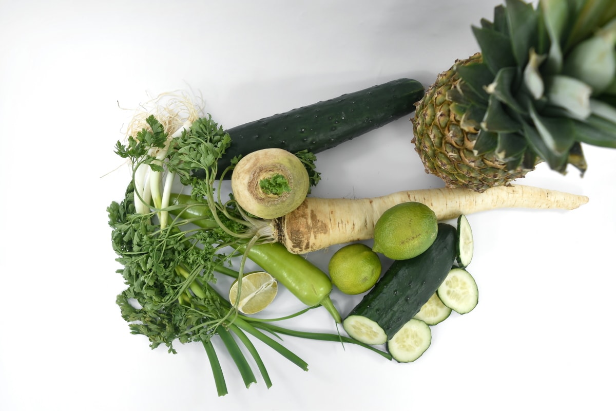 komkommer, groene bladeren, groene salade, groenachtig geel, citroen, ui, peterselie, peper, ananas, plantaardige